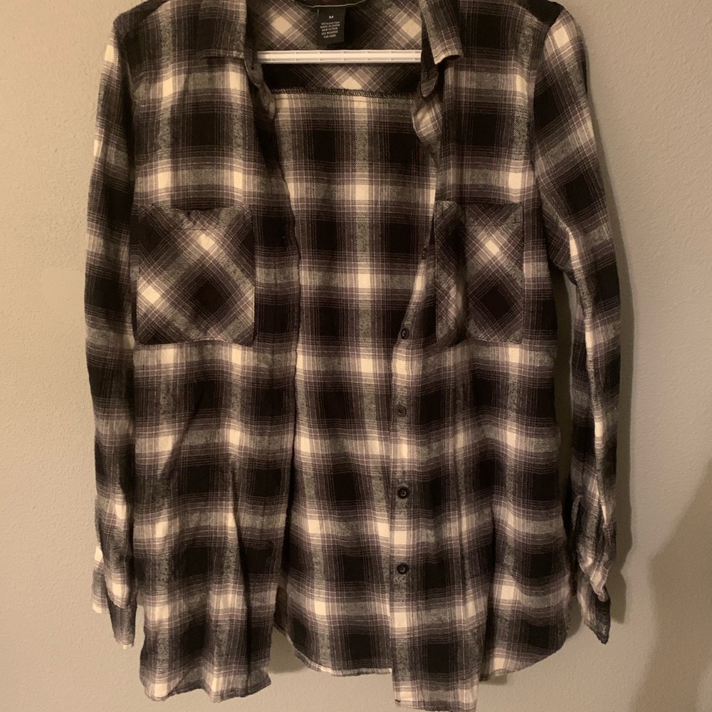 Women’s black and grey plaid flannel!